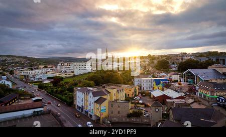 Blick aus der Vogelperspektive über die Stadt Letterkenny in Irland am Abend - eine atemberaubende malerische Stadtlandschaft in der Abenddämmerung mit einem wunderschönen und bewölkten Himmel Stockfoto