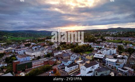 Blick aus der Vogelperspektive über die Stadt Letterkenny in Irland am Abend - eine atemberaubende malerische Stadtlandschaft in der Abenddämmerung mit einem wunderschönen und bewölkten Himmel Stockfoto