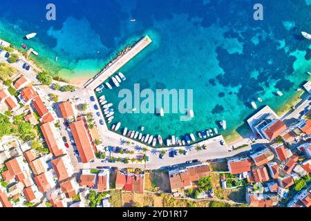 Idyllisches Küstendorf Racisce auf Korcula Insel Luftbild Stockfoto