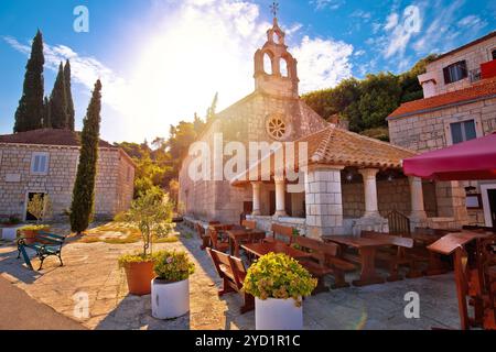 Idyllisches Küstendorf Racisce auf Korcula Insel Steinkapelle mit Blick auf den Sonnenhimmel Stockfoto