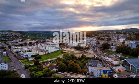 Blick aus der Vogelperspektive über die Stadt Letterkenny in Irland am Abend - eine atemberaubende malerische Stadtlandschaft in der Abenddämmerung mit einem wunderschönen und bewölkten Himmel Stockfoto