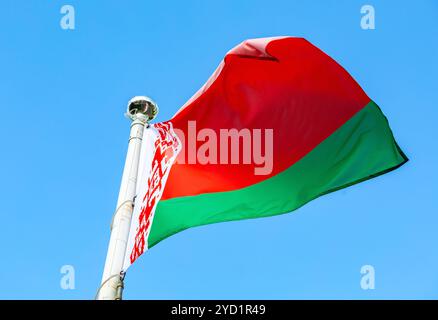 Die Nationalflagge von Belarus winkt im Wind gegen den Himmel Stockfoto