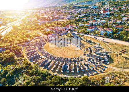 Das antike Amphitheater Salona oder Solin aus der Vogelperspektive bei Sonnenuntergang Stockfoto