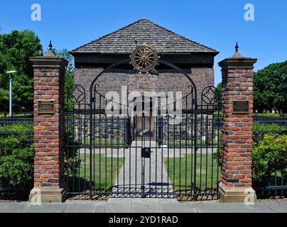 Das 1764 erbaute Fort Pitt Block House im Point State Park von Pittsburgh gilt als das älteste bestehende Gebäude im Westen Pennsylvanias. Stockfoto