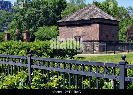 Das 1764 erbaute Fort Pitt Block House im Point State Park von Pittsburgh ist heute ein historischer Ort, der der Öffentlichkeit zugänglich ist. Stockfoto