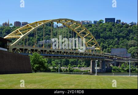 Die im Jahr 1959 eröffnete Fort Pitt Bridge mit Doppeldeck von Pittsburgh, die vom Point State Park aus gesehen wird, führt den Verkehr der Interstate 376 über den Monongahela River. Stockfoto
