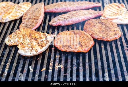 Auf dem Grill gekochte Fleischstücke Stockfoto