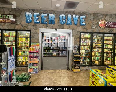 Eintritt zu einem großen Kühlschrankbereich der Bierhöhle eines Hannaford Lebensmittelgeschäfts in Blue Hill. In Maine, USA. Stockfoto