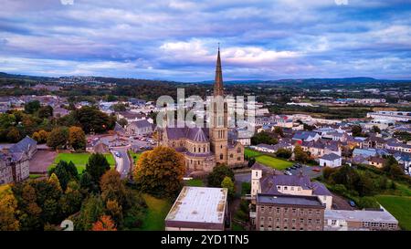 Blick aus der Vogelperspektive über die Stadt Letterkenny in Irland am Abend - eine atemberaubende malerische Stadtlandschaft in der Abenddämmerung mit einem wunderschönen und bewölkten Himmel Stockfoto