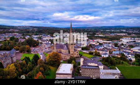 Blick aus der Vogelperspektive über die Stadt Letterkenny in Irland am Abend - eine atemberaubende malerische Stadtlandschaft in der Abenddämmerung mit einem wunderschönen und bewölkten Himmel Stockfoto