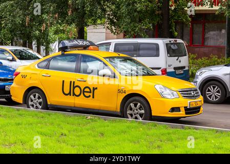 Uber Taxi parkte auf der Stadtstraße Stockfoto