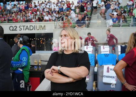 EMMA HAYES, Coach der United States Women's National Team (USWNT), beobachtet, wie sich ihr Team vor einem Freundschaftsspiel gegen Island am 24. Oktober 2024 im 2. Quartal in Austin aufwärmt. Quelle: Bob Daemmrich/Alamy Live News Stockfoto