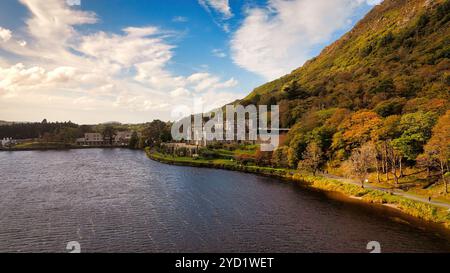 Kylemore Abbey im Connemara National Park in Irland - Ein atemberaubender Panoramablick auf ein rätselhaftes Schloss, umgeben von herrlichem üppigem Grün Stockfoto