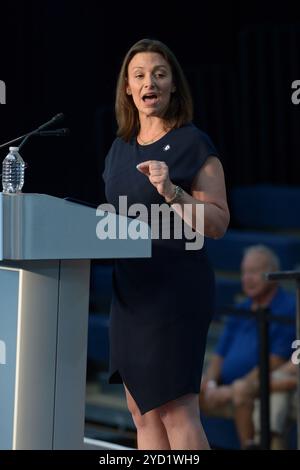 Hallandale Beach, Florida, USA. Oktober 2024. Nikki Fried, Vorsitzender der Demokratischen Partei von Florida, spricht am 23. Oktober 2024 bei der Get Out the Early Vote Rally im Austin Hepburn Center im ob Johnson Park & Recreation Center in Hallandale Beach, Florida. In den meisten bundesstaaten, einschließlich Florida, wurde diese Woche vom 26. Oktober bis zum 2. November gewählt. Aber viele Countys erlauben eine frühe Abstimmung mehrere Tage früher und bis Sonntag, den 3. November. Quelle: Mpi10/Media Punch/Alamy Live News Stockfoto