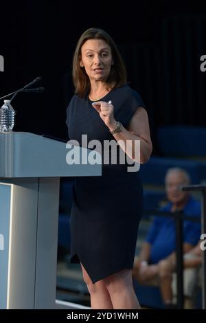 Hallandale Beach, Florida, USA. Oktober 2024. Nikki Fried, Vorsitzender der Demokratischen Partei von Florida, spricht am 23. Oktober 2024 bei der Get Out the Early Vote Rally im Austin Hepburn Center im ob Johnson Park & Recreation Center in Hallandale Beach, Florida. In den meisten bundesstaaten, einschließlich Florida, wurde diese Woche vom 26. Oktober bis zum 2. November gewählt. Aber viele Countys erlauben eine frühe Abstimmung mehrere Tage früher und bis Sonntag, den 3. November. Quelle: Mpi10/Media Punch/Alamy Live News Stockfoto