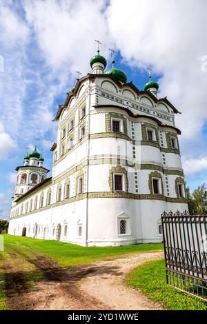 Die Kirche des Heiligen Johannes des Theologen im Kloster Nicolo-Vyashishchski Stockfoto