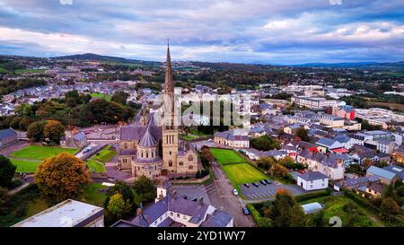 Blick aus der Vogelperspektive über die Stadt Letterkenny in Irland am Abend - eine atemberaubende malerische Stadtlandschaft in der Abenddämmerung mit einem wunderschönen und bewölkten Himmel Stockfoto