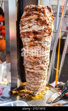 Fastfood-Döner-Fleisch auf einem Drehgrill Stockfoto