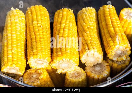 Gedämpfter Mais in einem Kochtopf, Streetfood Stockfoto