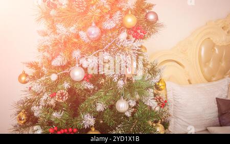 Das Silvesterspielzeug hängt an einem Weihnachtsbaum. Weihnachtsbaumdekoration. Neujahr und Weihnachten. Stockfoto