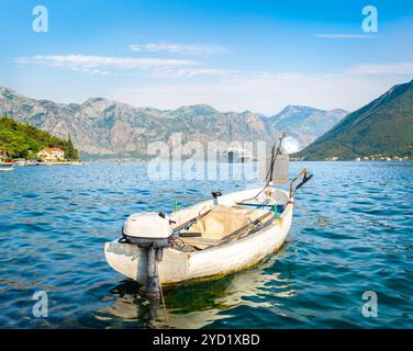 Boot in der Bucht von Kotor Stockfoto