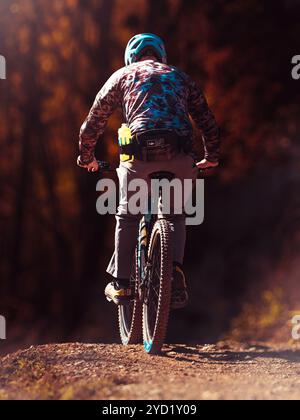 Fahrradtour im Herbst auf einem Waldwanderweg in den Bergen Stockfoto