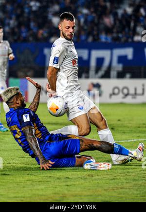 Bandung, Indonesien. Oktober 2024. Ciro Henrique Silva (unterster) von Persib Bandung tritt am 24. Oktober 2024 im Si Jalak Harupat Stadium in Bandung, Indonesien, beim GruppenF-Fußballspiel der AFC Champions League Two zwischen dem indonesischen Persib Bandung und dem Lion City Sailors FC aus Singapur an. Quelle: Septianjar Muharam/Xinhua/Alamy Live News Stockfoto