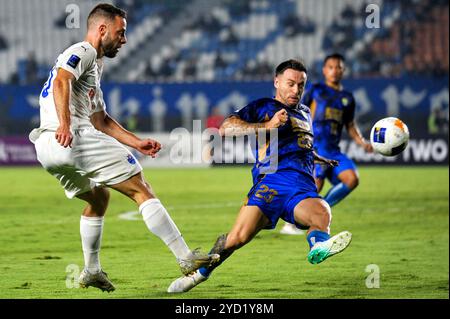 Bandung, Indonesien. Oktober 2024. Marc Anthony Klok (R) von Persib Bandung tritt am 24. Oktober 2024 im Si Jalak Harupat Stadium in Bandung, Indonesien, beim GruppenF-Fußballspiel der AFC Champions League Two zwischen dem indonesischen Persib Bandung und dem Lion City Sailors FC aus Singapur an. Quelle: Septianjar Muharam/Xinhua/Alamy Live News Stockfoto