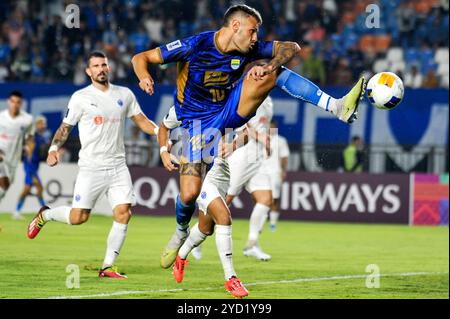 Bandung, Indonesien. Oktober 2024. Tyronne Gustavo Ramos (Front) von Persib Bandung tritt am 24. Oktober 2024 im Si Jalak Harupat Stadium in Bandung, Indonesien, beim Gruppenspiel der AFC Champions League Two zwischen dem indonesischen Persib Bandung und dem singapurischen Lion City Sailors FC an. Quelle: Septianjar Muharam/Xinhua/Alamy Live News Stockfoto