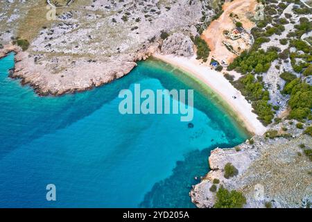 Insel Krk idyllischer Kiesstrand mit Karstlandschaft aus der Vogelperspektive, Steinwüsten von Stara Baska Stockfoto