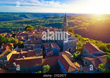 Grosnjan. Altes Bergdorf Groznjan bei Sonnenuntergang aus der Vogelperspektive Stockfoto