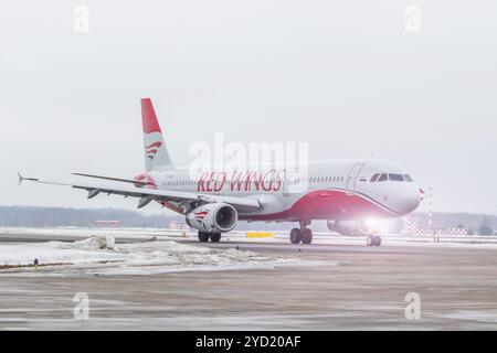 Flugzeug am Flughafen im Winter. Flugzeug am Flughafen. Russischer Flughafen. Offizielle Winterbeobachtung in Pulkovo am 19. Februar 2019. Winterflughafen Stockfoto