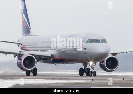 Flugzeug am Flughafen im Winter. Flugzeug am Flughafen. Russischer Flughafen. Offizielle Winterbeobachtung in Pulkovo am 19. Februar 2019. Winterflughafen Stockfoto