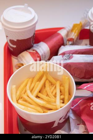 Pommes frites. Schlechte Ernährung. Kartoffeln im KFC. Fastfood. Gatchina, Russland 13. Februar 2019 Stockfoto