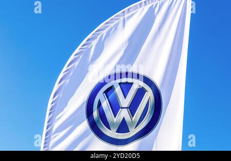 Händlerflagge von Volkswagen vor dem blauen Himmel Stockfoto