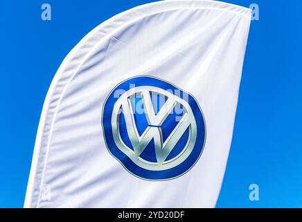 Händlerflagge von Volkswagen vor dem blauen Himmel Stockfoto