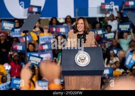 Clarkston, Usa. Oktober 2024. Die Vizepräsidentin und demokratische Präsidentschaftskandidatin Kamala Harris lächelt während einer Wahlkampfveranstaltung mit dem ehemaligen Präsidenten Barack Obama im James R Hallford Stadium in Clarkston, Georgia am Donnerstag, den 24. Oktober 2024. Foto: Bonnie Cash/UPI Credit: UPI/Alamy Live News Stockfoto