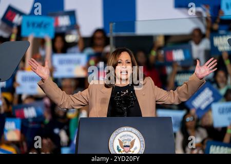 Clarkston, Usa. Oktober 2024. Die Vizepräsidentin und demokratische Präsidentschaftskandidatin Kamala Harris spricht während einer Wahlkampfveranstaltung mit dem ehemaligen Präsidenten Barack Obama im James R Hallford Stadium in Clarkston, Georgia am Donnerstag, den 24. Oktober 2024. Foto: Bonnie Cash/UPI Credit: UPI/Alamy Live News Stockfoto