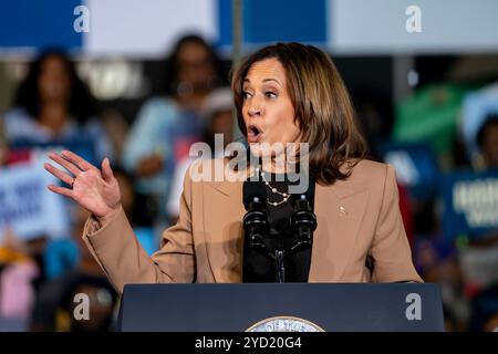 Clarkston, Usa. Oktober 2024. Die Vizepräsidentin und demokratische Präsidentschaftskandidatin Kamala Harris spricht während einer Wahlkampfveranstaltung mit dem ehemaligen Präsidenten Barack Obama im James R Hallford Stadium in Clarkston, Georgia am Donnerstag, den 24. Oktober 2024. Foto: Bonnie Cash/UPI Credit: UPI/Alamy Live News Stockfoto