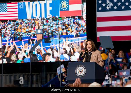 Clarkston, Usa. Oktober 2024. Die Vizepräsidentin und demokratische Präsidentschaftskandidatin Kamala Harris spricht während einer Wahlkampfveranstaltung mit dem ehemaligen Präsidenten Barack Obama im James R Hallford Stadium in Clarkston, Georgia am Donnerstag, den 24. Oktober 2024. Foto: Bonnie Cash/UPI Credit: UPI/Alamy Live News Stockfoto