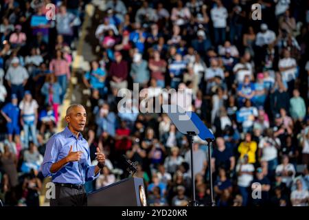 Clarkston, Usa. Oktober 2024. Der ehemalige Präsident Barack Obama spricht am Donnerstag, den 24. Oktober 2024, während einer Wahlkampfkundgebung mit der Vizepräsidentin und Präsidentschaftskandidatin Kamala Harris im James R Hallford Stadium in Clarkston, Georgia. Foto: Bonnie Cash/UPI Credit: UPI/Alamy Live News Stockfoto