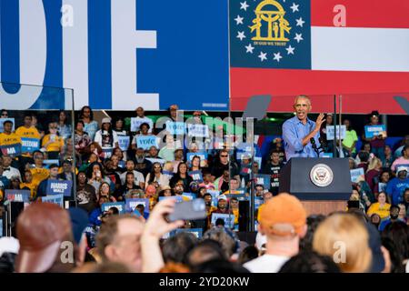 Clarkston, Usa. Oktober 2024. Der ehemalige Präsident Barack Obama spricht am Donnerstag, den 24. Oktober 2024, während einer Wahlkampfkundgebung mit der Vizepräsidentin und Präsidentschaftskandidatin Kamala Harris im James R Hallford Stadium in Clarkston, Georgia. Foto: Bonnie Cash/UPI Credit: UPI/Alamy Live News Stockfoto