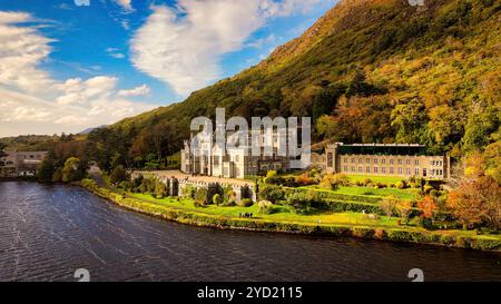 Kylemore Abbey im Connemara National Park in Irland - Ein atemberaubender Panoramablick auf ein rätselhaftes Schloss, umgeben von herrlichem üppigem Grün Stockfoto