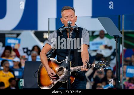 Clarkston, Usa. Oktober 2024. Der Sänger und Songwriter Bruce Springsteen tritt am Donnerstag, den 24. Oktober 2024, im James R Hallford Stadium in Clarkston, Georgia bei einer Wahlkampfkundgebung für die Vizepräsidentin und Präsidentschaftskandidatin Kamala Harris vor. Foto: Bonnie Cash/UPI Credit: UPI/Alamy Live News Stockfoto