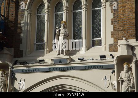 Statue von Jesus Christus über dem Eingang der Servitischen Katholischen Kirche (Our Lady of Dolours) Chelsea London England Stockfoto