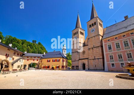 Blick auf den Stadtplatz von Berchtesgaden und die historische Kirche, Stockfoto