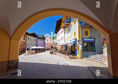 Stadt Berchtesgaden farbenfrohe Straße und Blick auf die historische Architektur Stockfoto