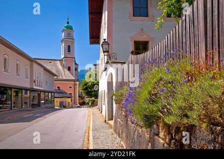 Stadt Berchtesgaden Kirche und Blick auf die Straße Stockfoto