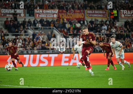 Rom, Italien. Oktober 2024. Roma Artem Dovbyk (Front) trifft beim Spiel der UEFA Europa League zwischen Roma und Dynamo Kyiv am 24. Oktober 2024 in Rom, Italien. Quelle: Augusto Casasoli/Xinhua/Alamy Live News Stockfoto