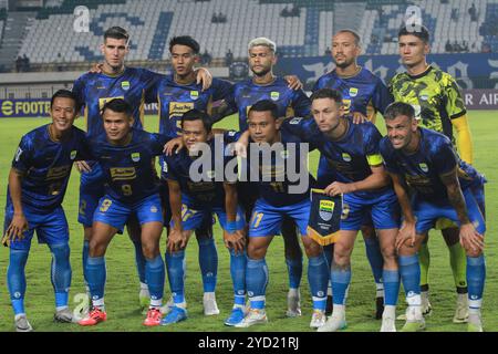 Bandung, Indonesien. Oktober 2024. Persib Bandung trat im Si Jalak Harupat Stadium im AFC Champions League Two zwischen Lion City Sailors FC und Persib Bandung FC auf. Endergebnis: Lion City Sailors 1 : 1 Persib Bandung. Quelle: SOPA Images Limited/Alamy Live News Stockfoto